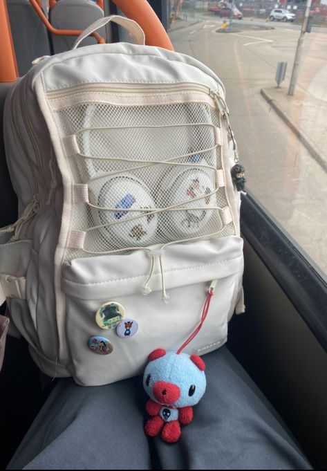 Backpack Inspo College, Y2k Backpack Aesthetic, College Backpack Aesthetic, Mochila Kpop, Backpacks Aesthetic, Y2k Backpack, Backpack Aesthetic, What's In My Backpack, Backpack Ideas