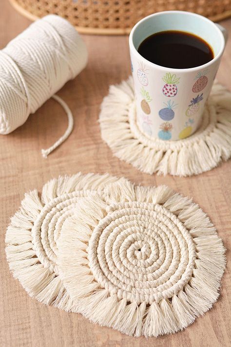 Macrame Beginners, Diy Macrame Earrings, Pola Macrame, Macrame Coasters, Feather Diy, Macrame Supplies, How To Make Coasters, Costura Diy, Diy Coasters