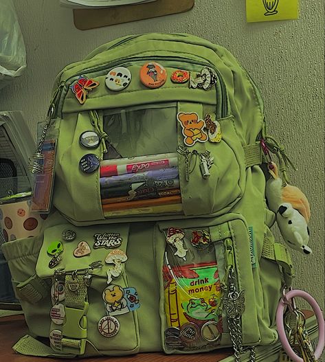 Inside My Bag, Backpack Decoration, Mia 3, What In My Bag, Essential Bag, Cute Bags, My Bag, Dream Clothes, Fun Bags