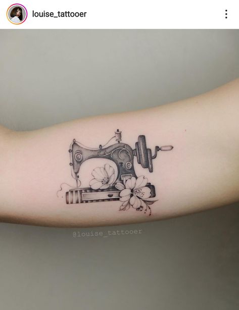 Homemaker Tattoo, Patchwork Quilt Tattoo, Tattoo Sewing Machine, Sewing Tattoo Ideas Grandma, Quilt Tattoos For Women, Sewing Machine Tattoo Ideas, Singer Sewing Machine Tattoo, Quilting Tattoo Ideas, Spool Of Thread Tattoo