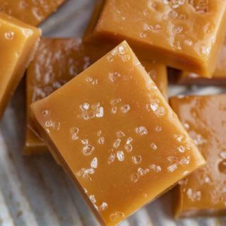 Sea Salt Caramel Squares Autumn Dessert Recipes, Salted Caramel Candy, Homemade Caramel Recipes, Recipe For Caramel, Easy Fall Desserts, Caramel Squares, Autumn Dessert, Bourbon Caramels, Salted Caramels