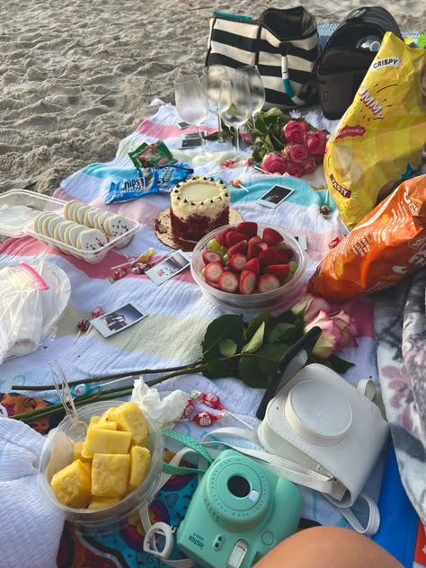 Picnic At The Beach Friends, Picnics With Friends Aesthetic, Simple Beach Party Ideas, Beach Picnic Aesthetic Food, Beach Date With Friends, Sunrise Beach Picnic, Beach Day With Friends Aesthetic, Beach Picnic Activities, Birthday At The Beach Aesthetic