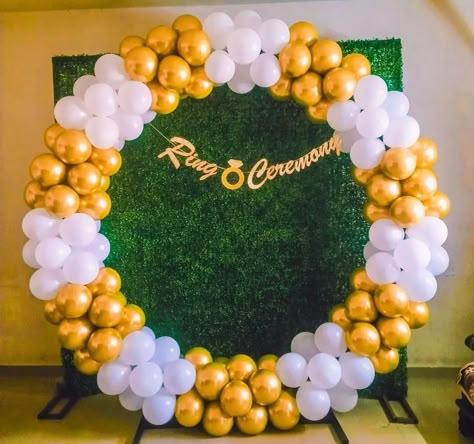 Ring With Balloons, Baloon Ring Decorations, Circle Birthday Decoration, Balloon Ring Backdrop Birthday, Birthday Ring Decorations, Ring Ceremony Decoration Ideas, Ballons Arch Ideas, Simple Balloon Backdrop, Balloon Decorations Simple