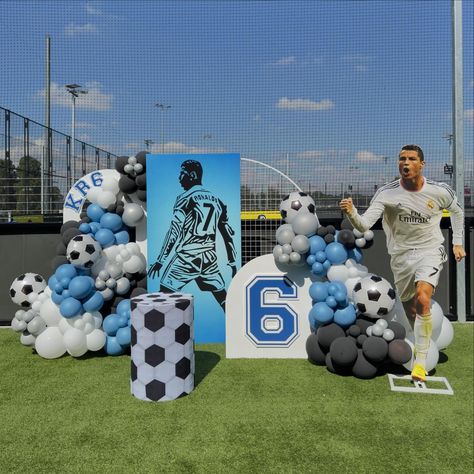 Ronaldo Soccer Party, Football Theme Balloon Decor, Football Birthday Decor, Ronaldo Birthday Party Ideas, Real Madrid Party Ideas, Soccer Birthday Theme, Soccer Theme Birthday Party, Cristiano Ronaldo Birthday, Soccer Decorations