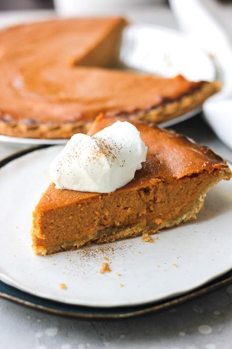 Best easy pumpkin pie Punkin Pie Recipe, Eggless Pumpkin Pie, Vegan Pumpkin Pie Recipe, Evaporated Milk Recipes, Dairy Free Pumpkin Pie, Pumpkin Pie Ideas, Sweet Potato Pie Southern, Pumpkin Pie Recipe Easy, Dessert From Scratch