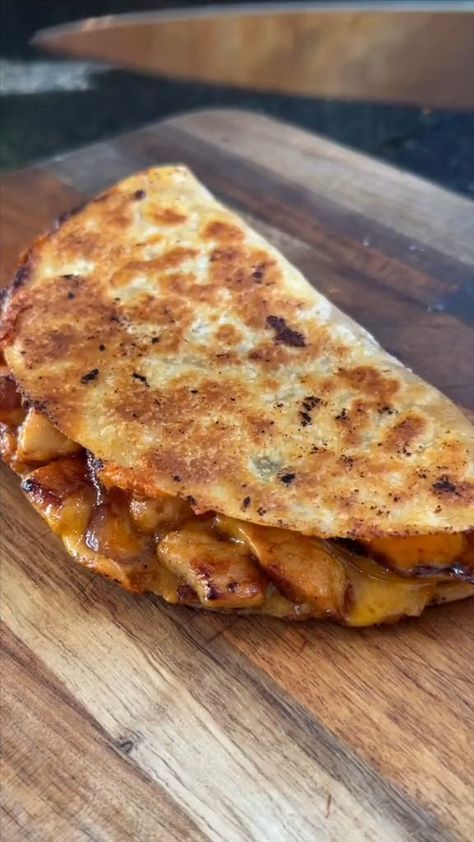 Chicken Quesadilla Recipe, Quesadilla Recipe, Meat Markets, Tasty Recipes Videos, Makanan Diet, Fair Food Recipes, Delicious Chicken, Idee Pasto Sano, Chicken Dishes Recipes