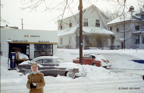 Pompe A Essence, Station Service, Gas Service, Old Gas Stations, Gas Stations, Photographs Of People, Gas Pumps, Service Station, Vintage Trucks