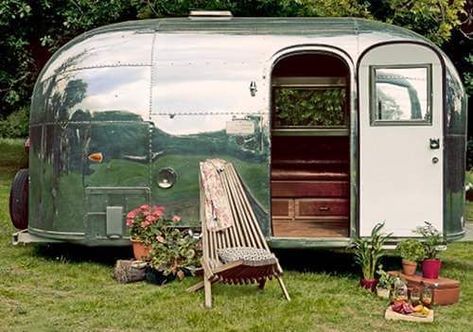 Airstream Bambi, Camper Vintage, Airstream Campers, Camping Vintage, Airstream Interior, Air Stream, Retro Caravan, Magic Places, Vintage Airstream