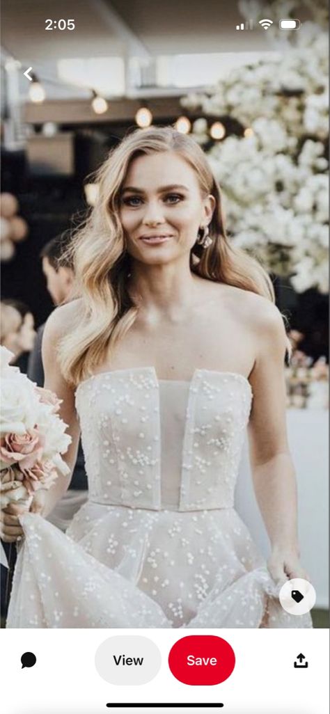 Wedding Hair To One Side Down, Bridesmaid Hair Classic Curls, Long Hair Wedding Styles All Down Curls, Hair Down Wavy Wedding, Curled Hairstyles Down Simple, Simple Wavy Wedding Hair, Strapless Dress Hairstyles Medium Hair, Down Wedding Hairstyles Side Part, Hair Down Strapless Wedding Dress