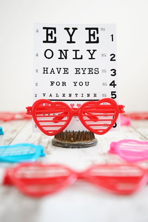 These cute DIY free printable valentine cards are perfect with a pair of sunglasses.  Non-candy valentine's day cards are required at most schools today and these are fun, adorable and easy to make.  #freeprintable #valentine #cards #tags #kidsvalentineideas #PinkPeppermintDesign Sunglasses Valentine, Printable Valentine Cards For Kids, Free Printable Valentine Cards, Creative Valentines Day Ideas, Free Valentine Cards, Free Printable Valentines Cards, Valentine Cards For Kids, Printable Valentine Cards, Free Printable Valentines