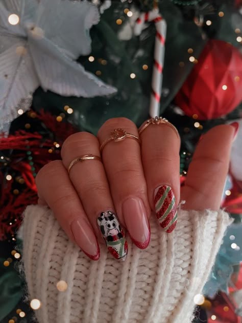 Christmas Cow Nail Designs, Cow Print Christmas Nails, Western Christmas Nails Acrylic, Christmas Cow Print Nails, Cow Christmas Nails, Christmas Nails Western, Christmas Cow Nails, Cowboy Christmas Nails, Country Christmas Nails