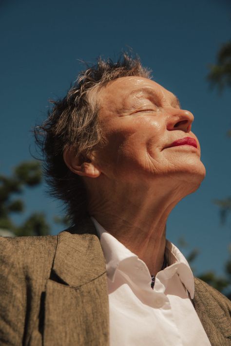 Laurie Anderson on climate change, misogyny, and learning to say no — Friends of Friends / Freunde von Freunden Art Basel Hong Kong, Laurie Anderson, 얼굴 드로잉, Lou Reed, Learning To Say No, Aging Gracefully, 인물 사진, Make Art, Lifestyle Photography