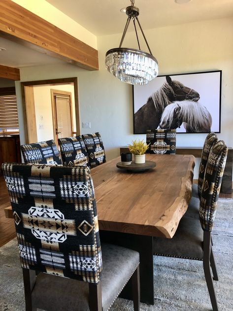 Modern Ranch Home Decor, Western Dining Room Ideas, Western Christmas Ideas, Barndo Decor, Western Dining Table, Barndo Kitchen, Western Dining Room, Modern Southwest Decor, Goth Western