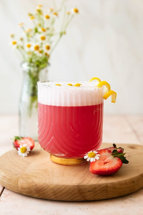 Pink Gin Sour (Triple Berry Cocktail) - Desserts & Drinks Berry Gin, Strawberry Cocktail Recipe, Cocktails Made With Gin, Berry Cocktail, Strawberry Cocktails, Gin Sour, Dinner Party Dishes, Drink Garnishing, Impressive Dinner