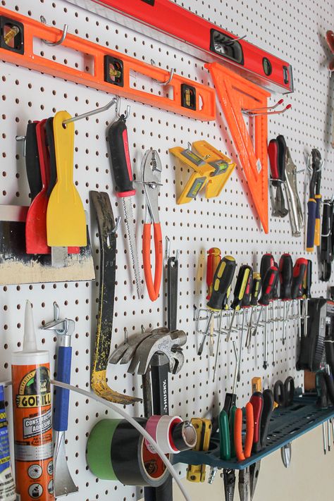 Pegboard Organization Ideas, Holiday Organization Storage, Pegboard Garage, Garage Organization Systems, Pegboard Wall, Plan Garage, Garage Storage Inspiration, Garage Organizer, Peg Boards