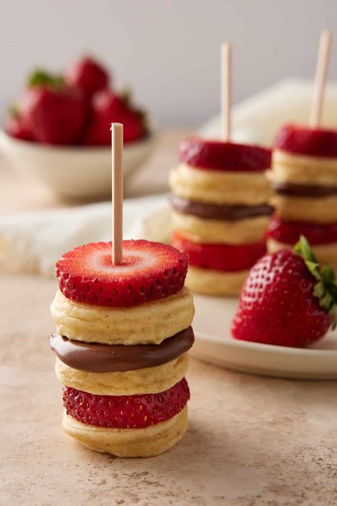 Cool Pancake Recipes, Picnic Food Ideas Healthy, Healthy Birthday Treats For School, Brunch Recipes Make Ahead, Healthy Picnic Snacks, Cute Picnic Food, Easy Snacks For Party, Desserts On A Stick, Food Recipes Appetizers