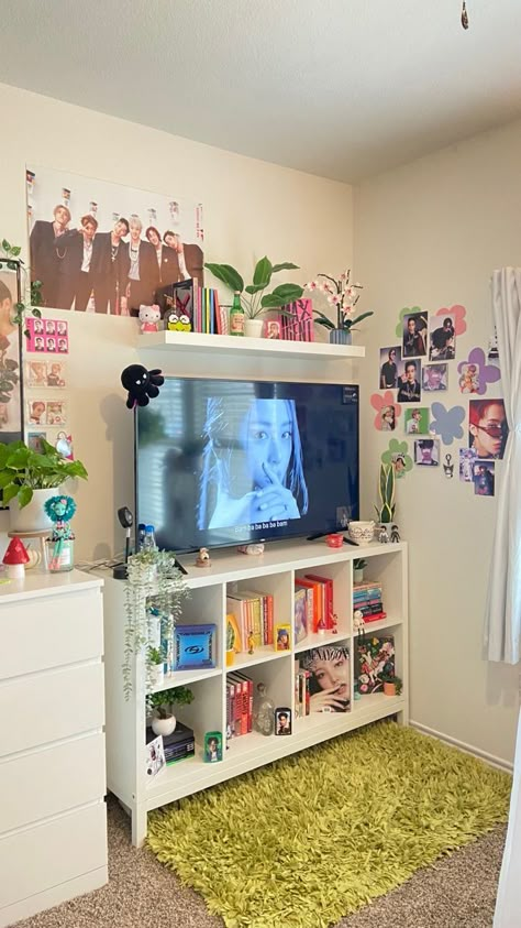 K Pop Apartment, Bedroom Storage Ideas Organizations, Tv Stand Decor Bedroom Aesthetic, Aesthetic Tv Stand Bedroom, Tv Organization Ideas, Room Setup Ideas Bedrooms Small Spaces, Room Inspo With Tv, Room With Tv Aesthetic, Rectangular Room Ideas