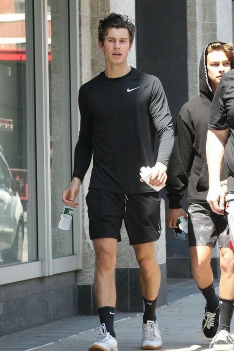 Shawn Mendes Paparazzi Paparazzo Celebrity Famous Training Fashion Hairstyle Boys Gym Outfits, Gym Wear Mens Workout Outfits, Workout Outfit Men, Gym Outfit Men Style, Training Outfit Men, Train Outfit, Sporty Outfits Men, Gymwear Outfits, Athleisure Men