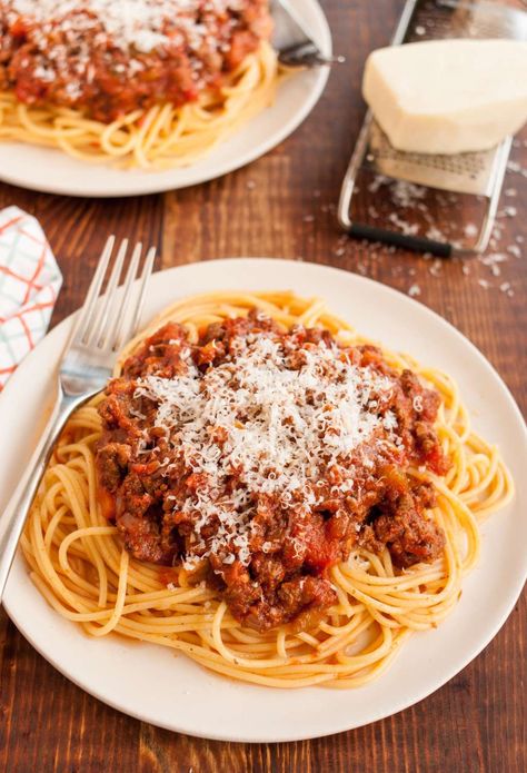 The classic pasta sauce just got a whole lot easier. Slow Cooker Bolognese Sauce, Makanan Cepat Saji, Slow Cooker Bolognese, Bolognese Sauce Recipe, Bolognese Sauce, Makanan Diet, Crock Pot Cooking, Meat Sauce, Food Cravings