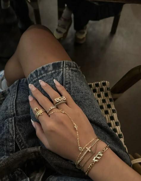 Xoxo Jewelry, Makijaż Smokey Eye, Gold Girl, Rings And Bracelets, Luxe Jewelry, Jewelry Accessories Ideas, Dope Jewelry, Jewelry Fashion Trends, Classy Jewelry