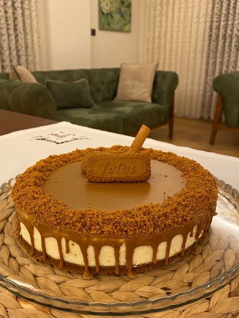 Biscoff Cheesecake Aesthetic, Lotus Cheesecake Decoration, Wedding Cake Cheesecake, Cheesecake Lotus, Lotus Dessert, Cheesecake Aesthetic, Lotus Biscoff Cheesecake, Lotus Cheesecake, Lotus Cake