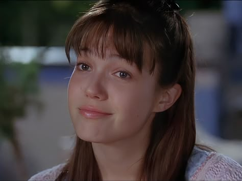 Jamie A Walk To Remember Outfits, Jamie Sullivan, Jamie Sullivan Aesthetic, A Walk To Remember, Mandy Moore 2000s Fashion, Mandy Moore This Is Us Hair, Mandy Movie Stills, Mandy Moore A Walk To Remember, Movies Quotes Scene