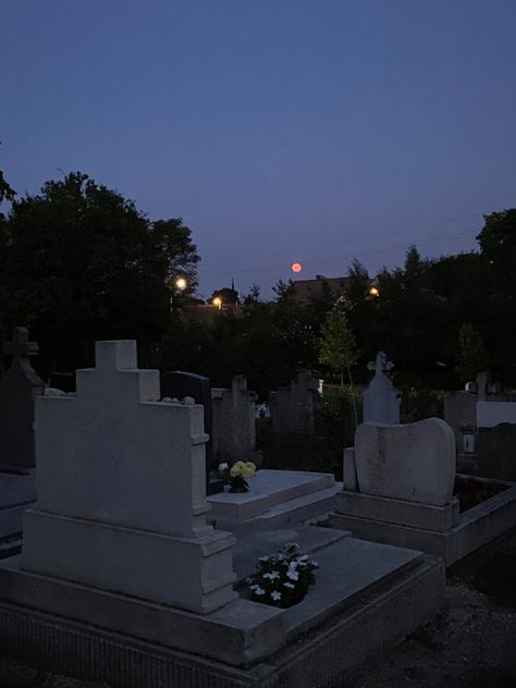 Cemetery, Moon Cemetery Video, Graveyard At Night, Cemetery At Night, Tomb Stone, Oc Aesthetic, Beautiful Profile, Beautiful Profile Pictures, Night Walk, Insta Ideas