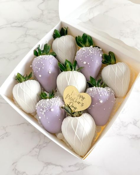 @ediblebykatia on Instagram: "First option for my Mother’s Day sale 💜 This set is available for pickup May 10th-12th and comes as shown.   Includes 4 lilac strawberries and your choice of 5 milk or white chocolate strawberries. Both 9 counts and dozens are an option. DM to order (no other customizations)   🏷️ #ediblebykatia #losangeles #montereypark #dessert #lilacstrawberries #chocolatecoveredstrawberries #mothersday #mothersdaystrawberries #mothersdaygift" Vanilla Covered Strawberries, Lilac Chocolate Covered Strawberries, Purple Chocolate Strawberries, Custom Chocolate Covered Strawberries, Pink And White Chocolate Strawberries, Chocolate Covered Treat Boxes, Lilac Strawberries, Mothers Day Chocolate Covered Strawberry, Mother’s Day Strawberries