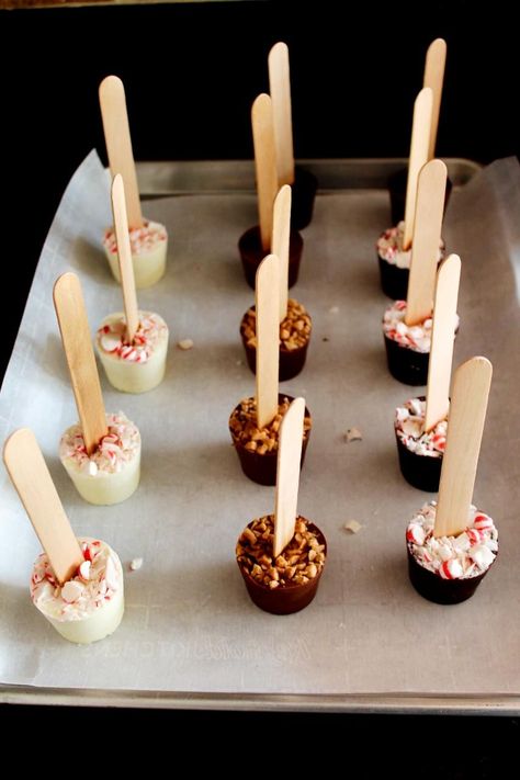 Hot Chocolate Stirrers Recipe, Hot Chocolate Sticks, Chocolate Stirrers, Hot Chocolate Stirrers, Chocolate Popsicles, Hot Chocolate Spoons, Diy Hot Chocolate, Chocolate Cake Pops, Chocolate Pops