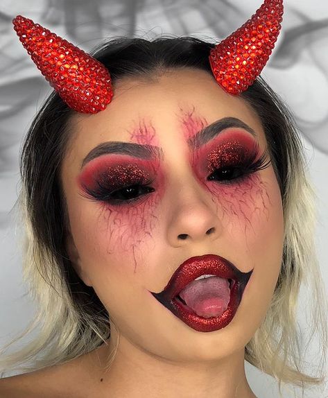 ✨ 🌺 H E Y S O F I !! 🌺 ✨ on Instagram: “👹D E V I L F A C E👹 . 🇺🇸- A quick and easy devil makeup for those who wanna rock a spooky look for this season 👹🕸 . 🇨🇴- Un facil y rapido�…” Scary Face Makeup, Halloween Devil Makeup, Devil Makeup Ideas, Hallowen Schminke, Devil Makeup Halloween, Demon Makeup, Halloween Glam, Devil Makeup, Halloweenský Makeup