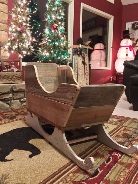 Wooden Sleigh Diy, Indoor Winter Wonderland, Sleigh Decorations, Christmas Sleigh Decorations, Nashville House, Wooden Sleigh, Christmas Diy Wood, Primitive Wood Crafts, Christmas Sled