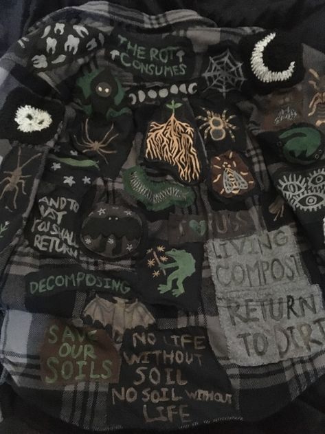 𓍊𓋼𓋼(୨୧˶ᵕᴗᵕ˶)𓋼𓋼𓍊 Crust Pants, Punk Fashion Diy, Patch Pants, Patch Jacket, Crust Punk, Punk Patches, Battle Jacket, Goblin Core, Diy Patches