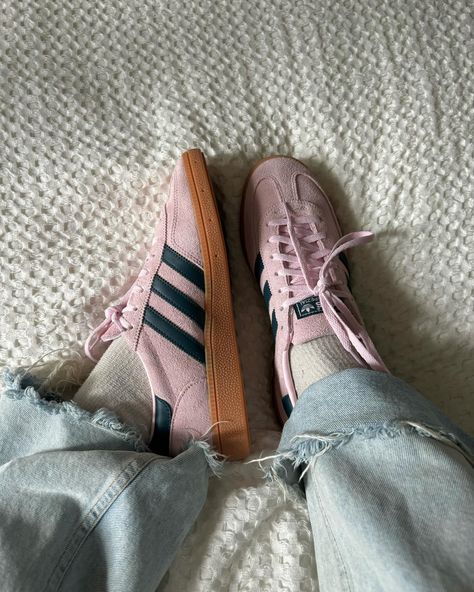 New shoe day!! 🌷👟 . . . Pinterest aesthetic, cute spring outfit, sambas outfit, adidas sambas, IG ideas, pink aesthetic, spring outfit 2024, Pinterest girl Adidas Samba Pink Outfit, Adidas Sambas Pink, Pink Sambas Adidas, Pink Shoes Aesthetic, Adidas Samba Pink, Sambas Pink, Pink Sambas, Paris Trip Outfits, Sambas Outfit