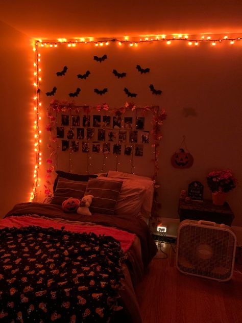 Spooky Room Decor Bedroom, Halloween Inspired Bedroom, Halloween Decorated Bedroom, Halloween Decorations Indoor Bedroom, Halloween Theme Room, Halloween Room Ideas Bedrooms, Halloween Room Aesthetic, Halloween Room Decor Aesthetic, Fall Themed Room