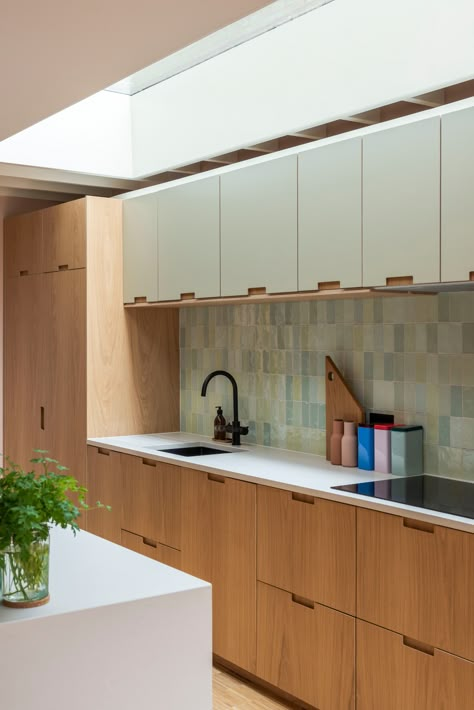 The beautifully mellow Malvern Road project features Plykea Formica Seed and oak kitchen fronts, with oak semi-recessed handles. All using IKEA Metod or Sektion cabinets. Interiors: Sandler Wray / Home Milk Architect: James Dale Architects Photography: Neil Perry Photography #plywoodkitchen #birchplywood #plywood #ikeahack #kitchenideas #kitchentrends Plywood Kitchen, Oak Plywood, Oak Kitchen, Kitchen Room Design, Kitchen Furniture Design, Kitchen Inspiration Design, Kitchen Extension, Ikea Kitchen, Kitchen Diner