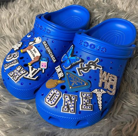 Blue Crocs With Charms, Blue Crocs With Jibbitz, Blue Crocs Outfit, Dark Blue Crocs, Croc Designs, Jibbitz Ideas, Croc Ideas, Cool Crocs, Crocs With Jibbitz