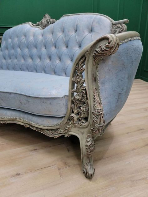 Victorian Sofa Living Room, French Sofa Antique, Rococo Bedroom, French Style Living Room, New York Mansion, Carved Sofa, Living Room Colorful, Weird Furniture, Center Table Living Room