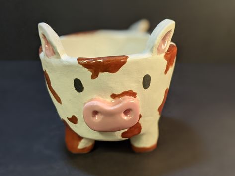 Clay Art Ideas Sculpture Pinch Pots, Pottery Animals Pinch Pots, Cow Ceramic Bowl, Cute Animal Pinch Pots, Aesthetic Pinch Pot Ideas, Animal Mugs Clay, Animal Clay Bowl Ideas, Animal Ceramic Bowl, Nature Pinch Pot Ideas