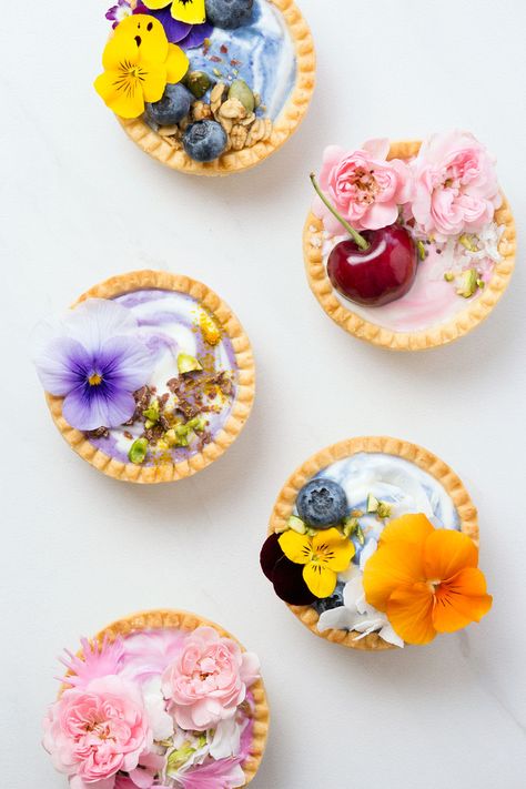 Edible Flowers pastel tarts food and product photography Food Stylist Photography, Stylist Photography, Product Photography Food, Flower Desserts, Edible Flowers Recipes, Flowers And Fruit, Flowers Pastel, Restaurant Photography, Pretty Dessert