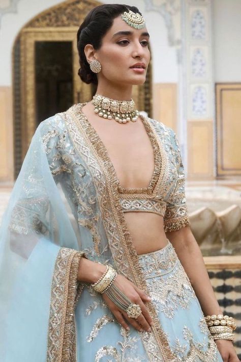 Deep blouse neckline for modern brides Lehenga Manish Malhotra, Halter Neck Blouse Design, Blouse Design Ideas, Neckline Styles, Latest Blouse Neck Designs, Blouse Neckline, Blouse Necklines, Mehendi Ceremony, Boat Neck Blouse Design