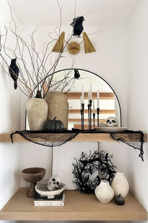 Halloween Shelf, Modern Halloween Decor, Chic Halloween Decor, Halloween Living Room, Classy Halloween Decor, Halloween Decor Diy, Minimalist Halloween, Halloween Mantle, Casa Halloween