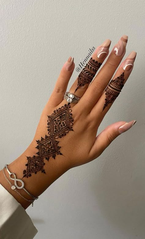 Minimal Henna Designs, Henna Designs 2023, Ramadan Henna Designs, Butterfly Henna Designs, Floral Henna Designs, Mandalas Henna Ideas, Henna Design Ideas Henna Designs Butterfly, Henna Designs Floral, Butterfly Henna Designs, Nude Nails With Design, Minimal Henna Designs, Minimal Henna, Henna Crown, Crown Tattoos For Women, Elegant Henna