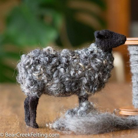 needle felting black sheep Tovad Ull, Needle Felted Fox, Sheep Crafts, Sheep Breeds, Needle Felting Diy, Sheep Art, Needle Felted Christmas, Wool Animals, Needle Felting Tutorials