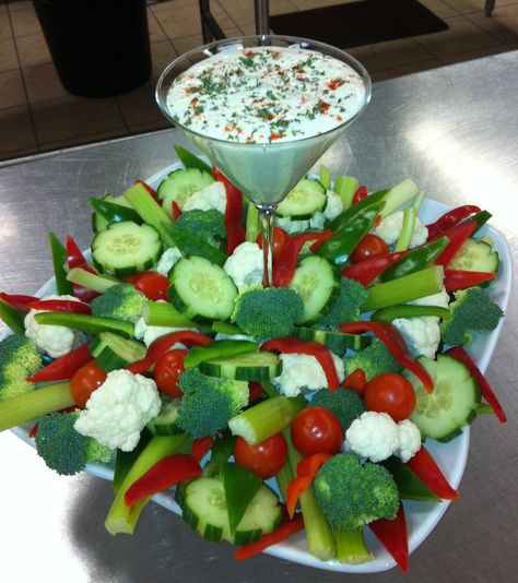 Use red, green, and white veggies for a festive Christmas veggie tray. Cheers! Christmas Tray Ideas, Veggie Tray Ideas, Christmas Veggie, Christmas Veggie Tray, Veggies And Dip, Vegetable Tray, Christmas Tray, Veggie Tray, Christmas Foods