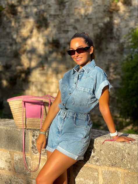 #Denim jumpsuit and straw bag by #Jacquemus #prada sunglasses Jean Short Jumpsuit Outfit, Denim Shorts Jumpsuit Outfit, Short Denim Jumpsuit Outfit, Short Jean Dress Outfit, All Denim Photoshoot, Denim Jumpsuit Outfit Summer, Denim Playsuit Outfit, Total Denim Outfit, Shorts Women Outfits