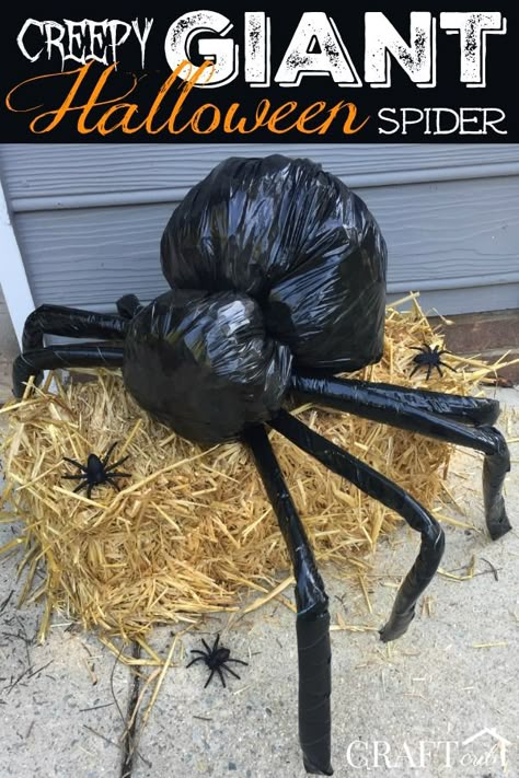 Creepy Giant Halloween Spider made with a trash bag and duct tape Scary Halloween Decorations Outdoor Diy, Diy Halloween Spider, Halloween Yard Signs, Scary Halloween Decorations Outdoor, Scary Halloween Decorations Diy, Halloween Diy Outdoor, Halloween Outside, Halloween Decorations Diy, Halloween Decor Diy