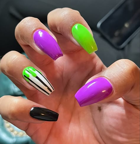 Halloween Nails Multicolor, Gel Polish Halloween Nails, Cute Gel Nails Halloween, Beetlejuice Nails Acrylic Coffin, Halloween Nail Designs Beetlejuice, Battle Juice Nails, Beetlejuice Acrylic Nails, Halloween Nails Colorful, Halloween Beetlejuice Nails