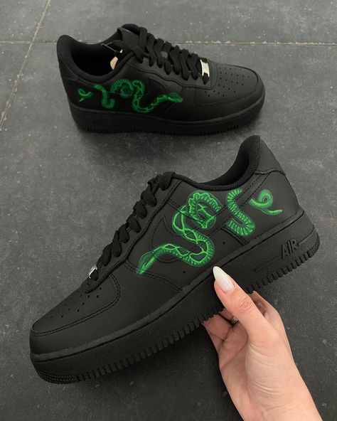 Slytherin Air Force 1 Custom Check more at https://danielcustoms.com/product/slytherin-air-force-1-custom-2/ Nike Air Force 1 Custom Black, Slytherin Outfit Men, Black Shoes Custom, Slytherin Shoes, Air Force 1 Noir, Air Force Custom, Harry Potter Shoes, Slytherin Outfit, Slytherin Clothes