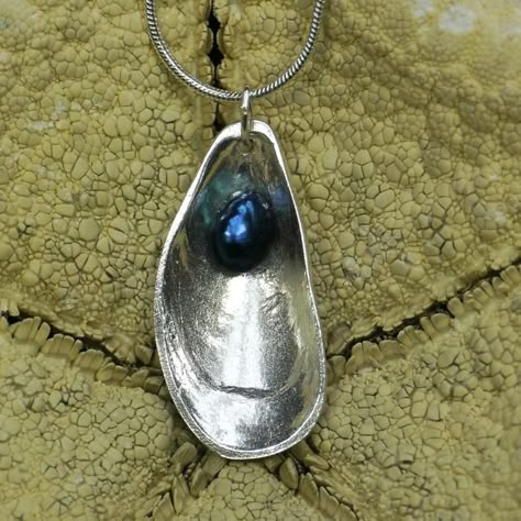 Precious Metal Clay Jewelry, Art Coquillage, Feather Pendant Necklace, Mussel Shell, Silver Clay, Metal Clay Jewelry, Seashell Jewelry, Precious Metal Clay, Sterling Necklaces