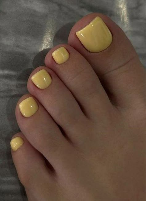 Yellow Pedicure, Toe Colors, Yellow Toe Nails, Nail Inspo Nail Art, Nails 2020 Trends, Nail Nail Designs, Set Nails, Summer Pedicure, Gel Toe Nails